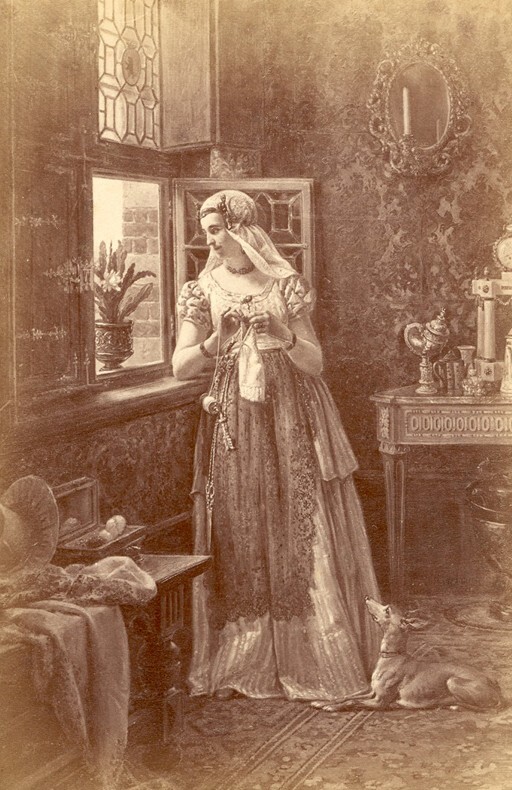Dame in antiek gemeubileerd interieur (foto van schilderij van Otto Eerelman, uit album)